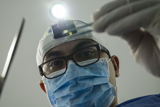 Dr. Daniel, Chirurg Stomatolog